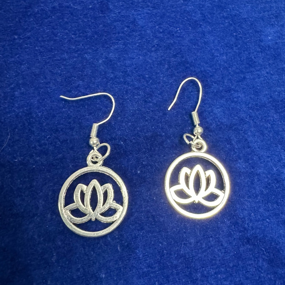 Lotus flower earring🪷